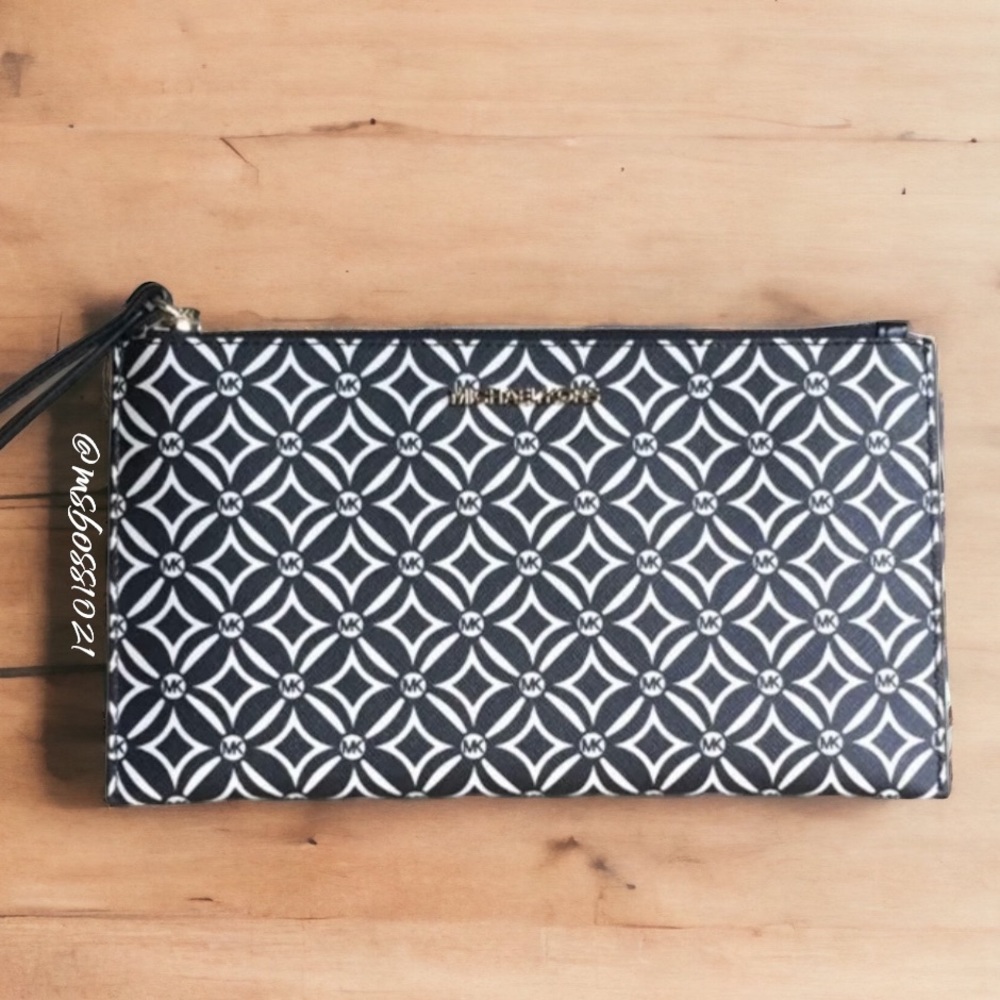 Michael Kors Large Clutch Wristlet in Black/Lt Cream BRAND NEW WITH TAGS - Picture 2 of 3